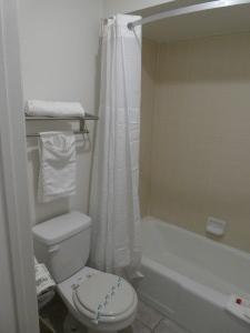 Travelodge Lemoore - All rooms feature a private guest bathroom